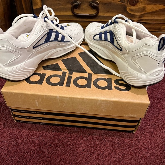 Adidas size 9 women’s tennis shoe. Vintage with tags ! - Picture 3 of 4